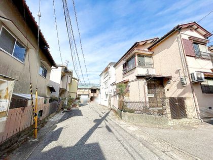 東野中井ノ上町【南西角地】 前面道路含む外観