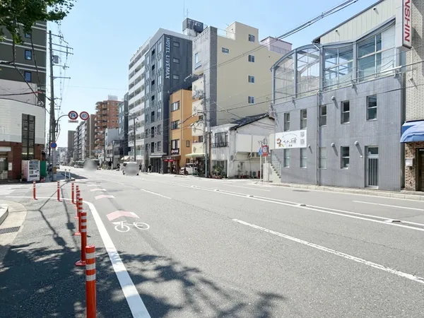 前面道路約15ｍ（千本通り）