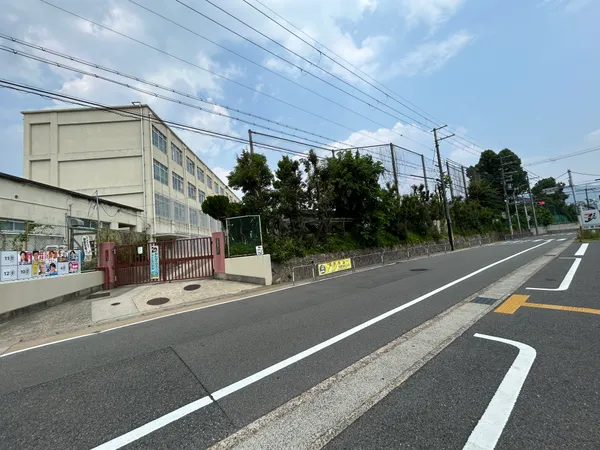 勧修小学校（現地から約350Ｍ）