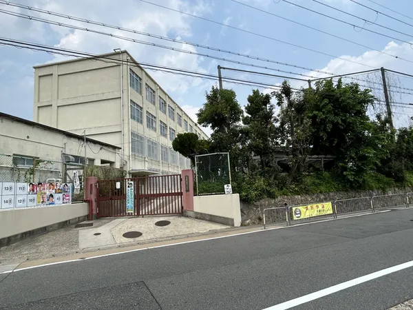 勧修小学校（現地から約350Ｍ）