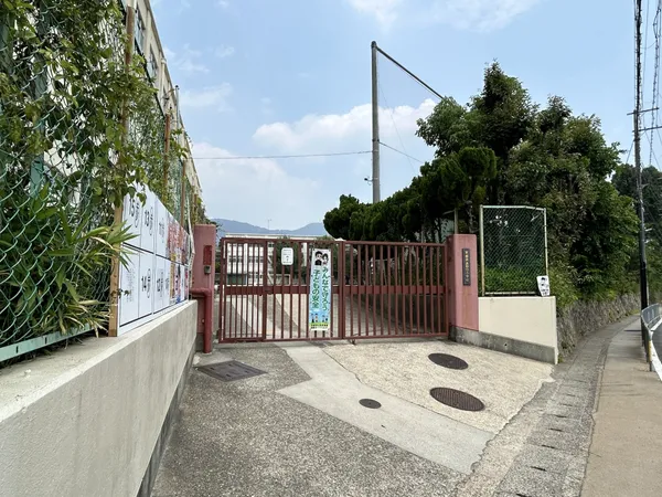 勧修小学校（現地から約350Ｍ）