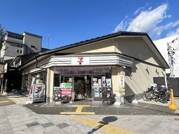 徒歩5分。