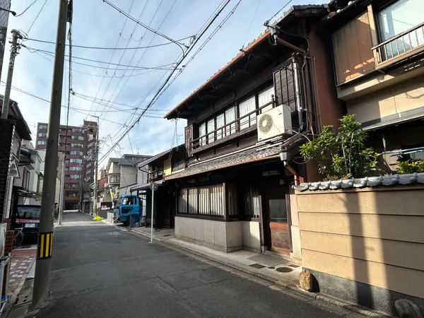 前面道路含む外観(西向き)