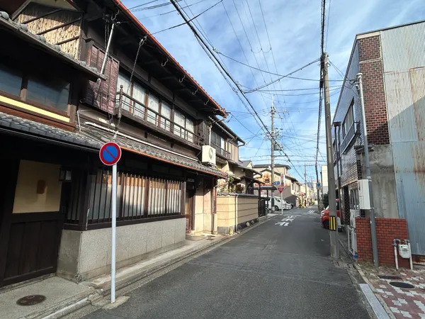 前面道路含む外観(東向き)