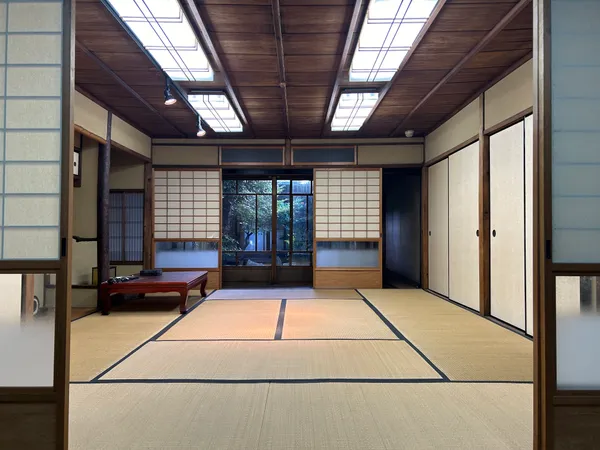 南側から中庭を望む