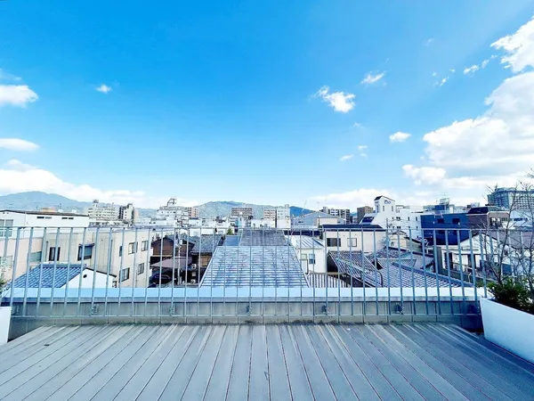 屋上テラスから東側の眺望（大文字が望めます※天候による）