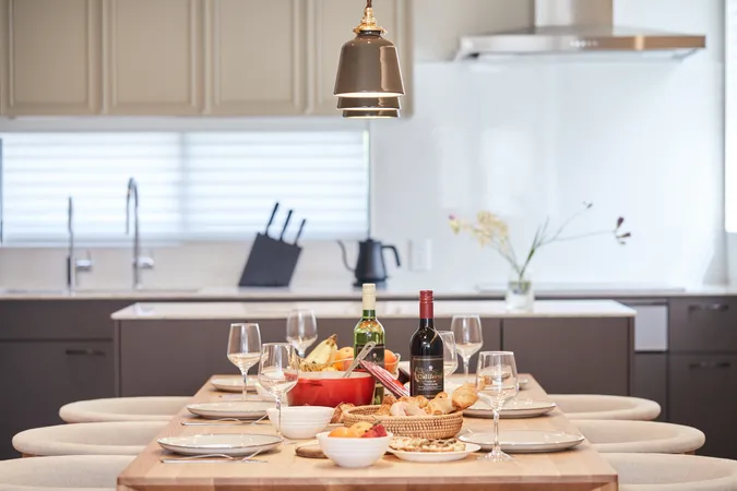 LDK(約18.6帖)※室内写真の家具・照明等の調度類は価格に含まれません。