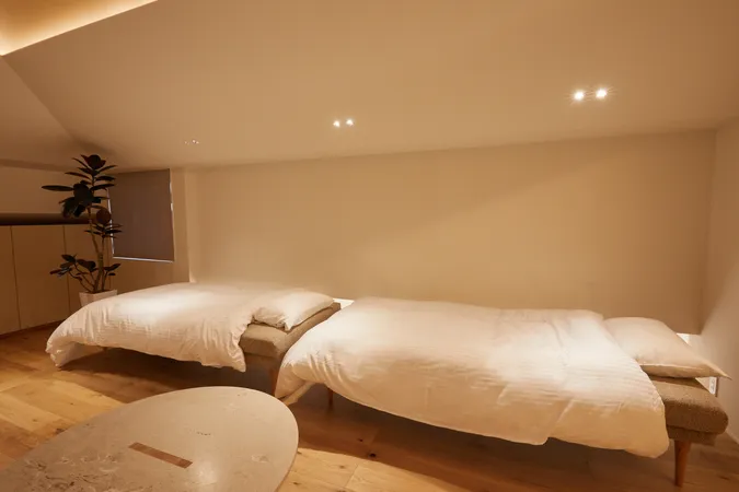 洋室(約7.5帖)※室内写真の家具・照明等の調度類は価格に含まれません。