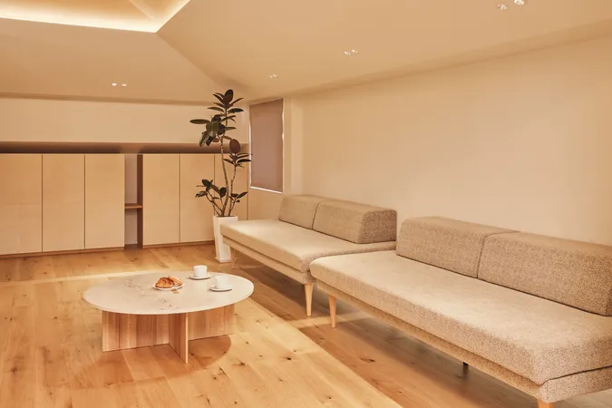 洋室(約7.5帖)※室内写真の家具・照明等の調度類は価格に含まれません。