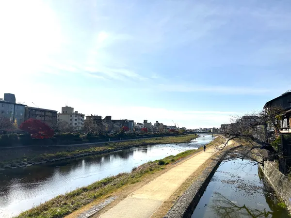 鴨川徒歩8分(約590ｍ)