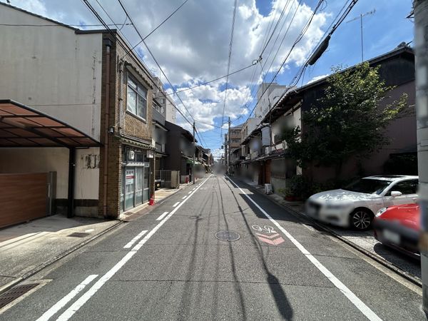 上京区小川通丸太町上る上鍛冶町 前面道路含む外観 上京区小川通丸太町上る上鍛冶町 前面道路含む外観