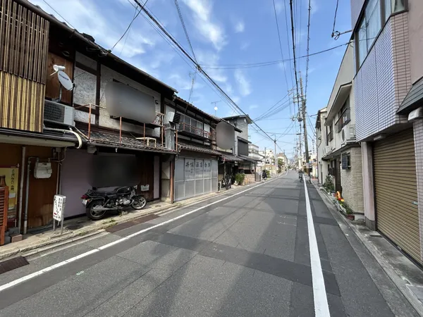 前面道路（東方向を望む）