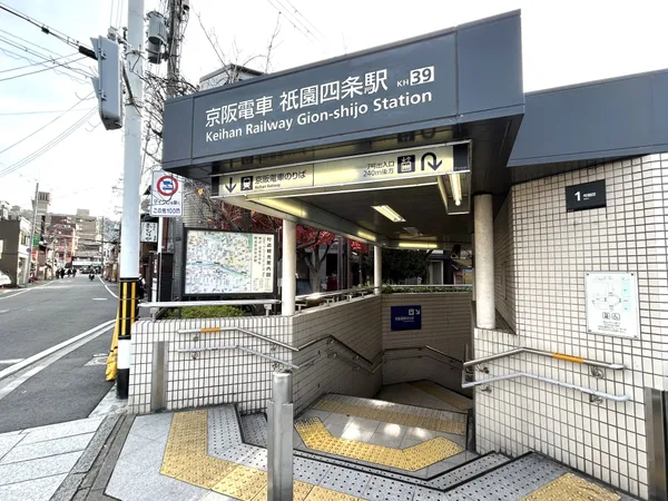 徒歩5分。