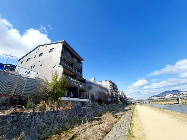 鴨川遊歩道と外観(東側からの外観)