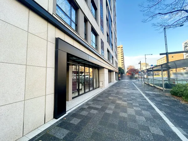 外観および御池通(西側を望む)