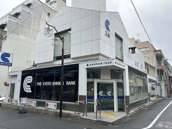 徒歩3分。