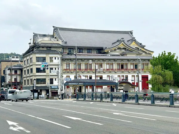 現地から約320ｍの南座
