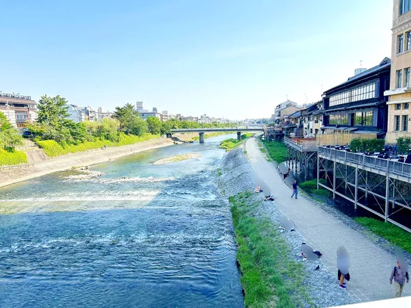 現地から約220ｍの四条大橋・鴨川