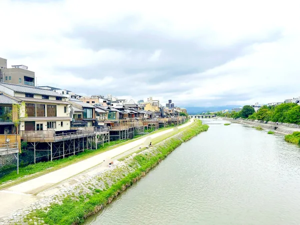 現地から約220ｍの四条大橋・鴨川
