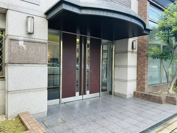 エントランス前