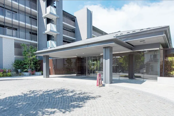 重厚感のあるエントランスです。三井不動産レジデンシャルサービス関西(株)による日勤管理のほか、オートロックが備わっており防犯面に配慮されたマンションです。