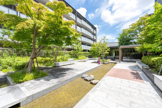 手入れの行き届いた中庭です。休日やちょっとした合間に自然を感じていただけ、敷地内にいながら気分転換できます。