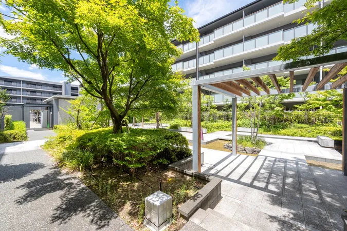 手入れの行き届いた中庭です。休日やちょっとした合間に自然を感じていただけ、敷地内にいながら気分転換できます。