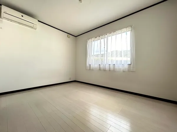 2階洋室（約6帖）