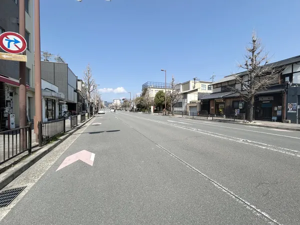 前面道路（烏丸通り）