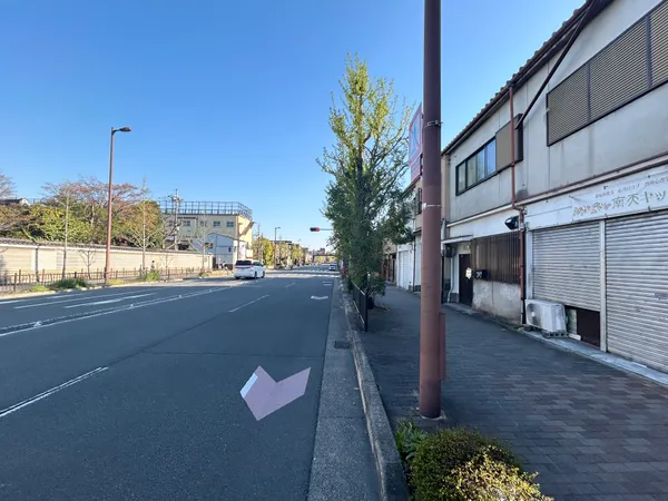 東側道路を南方向に望む