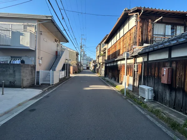 西側道路を南方向に望む