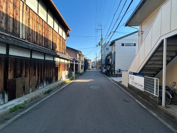 西側道路を南方向に望む