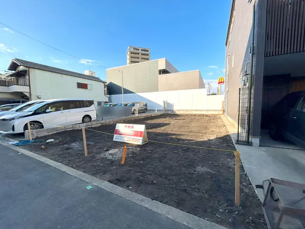 土地面積１３５．５２平米、間口約７．８ｍ、南側前面道路約６．０ｍ、建築条件付宅地販売ではございませんので、お好きなハウスメーカーで建築可能です。