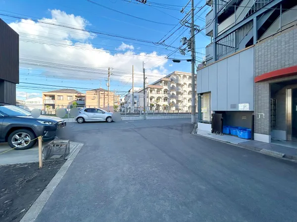 土地面積１３５．５２平米、間口約７．８ｍ、南側前面道路約６．０ｍ、建築条件付宅地販売ではございませんので、お好きなハウスメーカーで建築可能です。