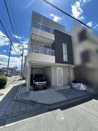 外壁が周囲の街並みと青空に生えるお洒落な仕上がり！