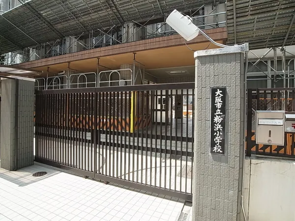 徒歩8分。