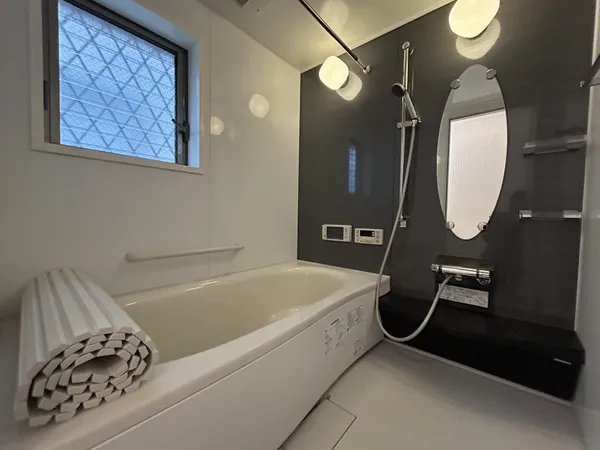 浴室に窓があり、通気性が良好です。