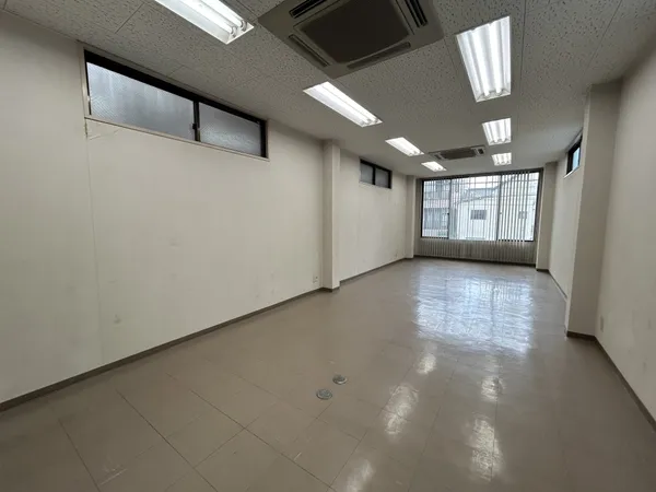 2F事務室明るくゆとりのある事務室でございます。