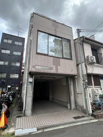 平成５年３月建築４階建事務所利用等、多目的用途でお使いいただけるビルでございます。