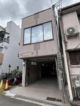 平成５年３月建築４階建事務所利用等、多目的用途でお使いいただけるビルでございます。