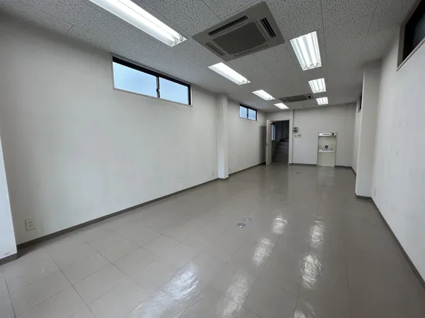 2F事務室明るくゆとりのある事務室でございます。様々な用途でご利用いただけます。