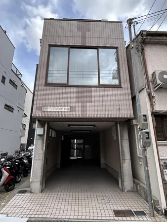 平成５年３月建築４階建事務所利用等、多目的用途でお使いいただけるビルでございます。