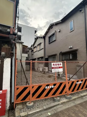 公簿面積約51.81平米の更地です。建築条件付き宅地販売ではありませんので、お好きなハウスメーカー・工務店等にて建築可能です。大阪メトロ「新深江」駅まで徒歩約5分の好立地です。