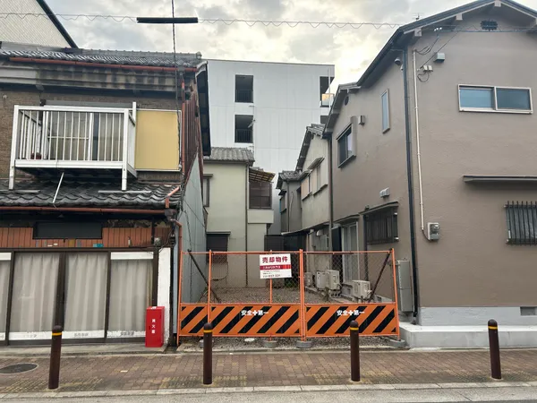 東側前面道路は幅員約8mの公道です。接道部分は約4.3mです。