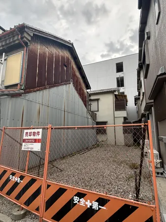 公簿面積約51.81平米の更地です。建築条件付き宅地販売ではありませんので、お好きなハウスメーカー・工務店等にて建築可能です。大阪メトロ「新深江」駅まで徒歩約5分の好立地です。