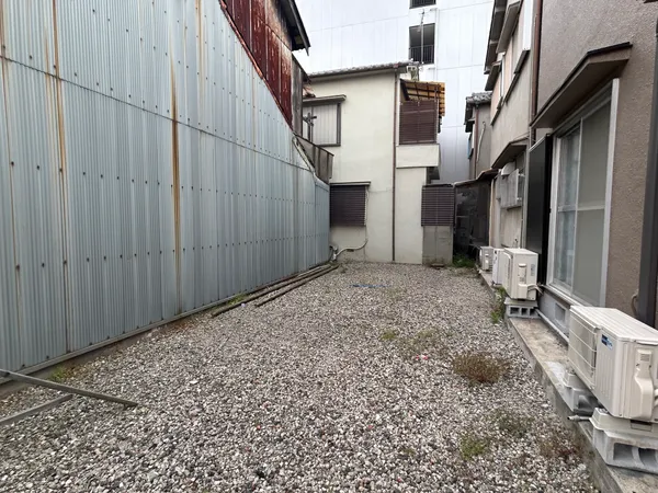 公簿面積約51.81平米の更地です。建築条件付き宅地販売ではありませんので、お好きなハウスメーカー・工務店等にて建築可能です。大阪メトロ「新深江」駅まで徒歩約5分の好立地です。