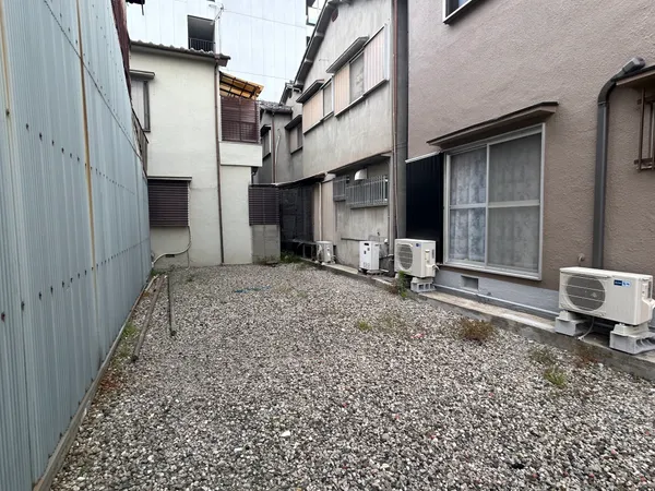 公簿面積約51.81平米の更地です。建築条件付き宅地販売ではありませんので、お好きなハウスメーカー・工務店等にて建築可能です。大阪メトロ「新深江」駅まで徒歩約5分の好立地です。