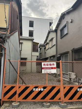 公簿面積約51.81平米の更地です。建築条件付き宅地販売ではありませんので、お好きなハウスメーカー・工務店等にて建築可能です。大阪メトロ「新深江」駅まで徒歩約5分の好立地です。