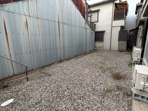 公簿面積約51.81平米の更地です。建築条件付き宅地販売ではありませんので、お好きなハウスメーカー・工務店等にて建築可能です。大阪メトロ「新深江」駅まで徒歩約5分の好立地です。
