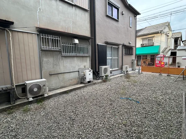公簿面積約51.81平米の更地です。建築条件付き宅地販売ではありませんので、お好きなハウスメーカー・工務店等にて建築可能です。大阪メトロ「新深江」駅まで徒歩約5分の好立地です。